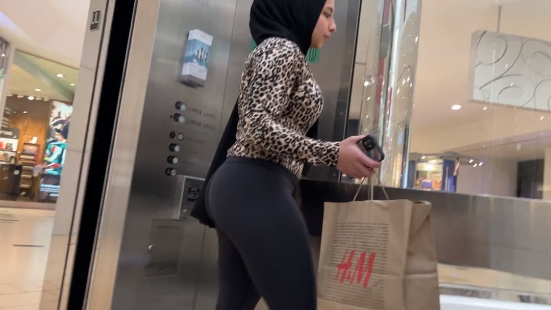 filmed muslim big ass in leggings shopping