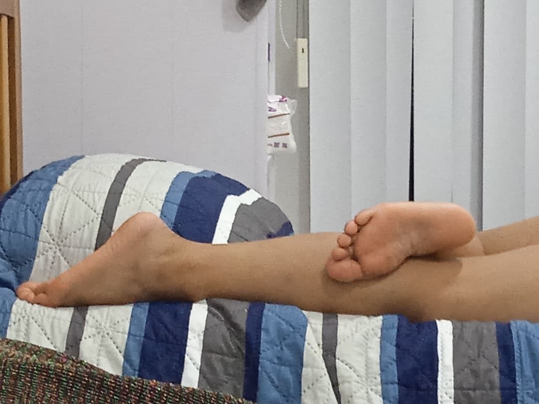 La perra traga leche de mi prima.  Masturbandome en sus pies.