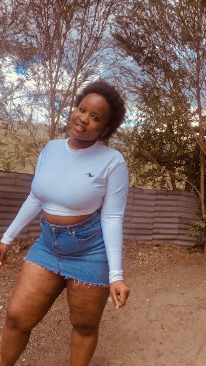 Cute African ebony show her pussy