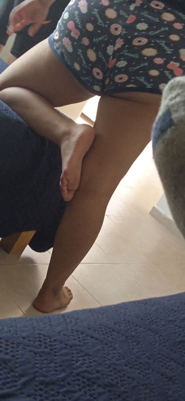 La perra traga leche de mi prima.  Masturbandome en sus pies.