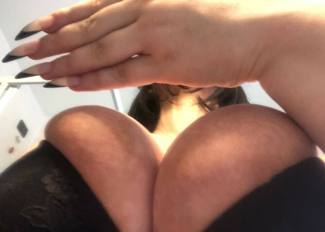 Click to view full size Putita de tetas gigantes y caídas, tiene las tetas más jugosas y lechosas que hay