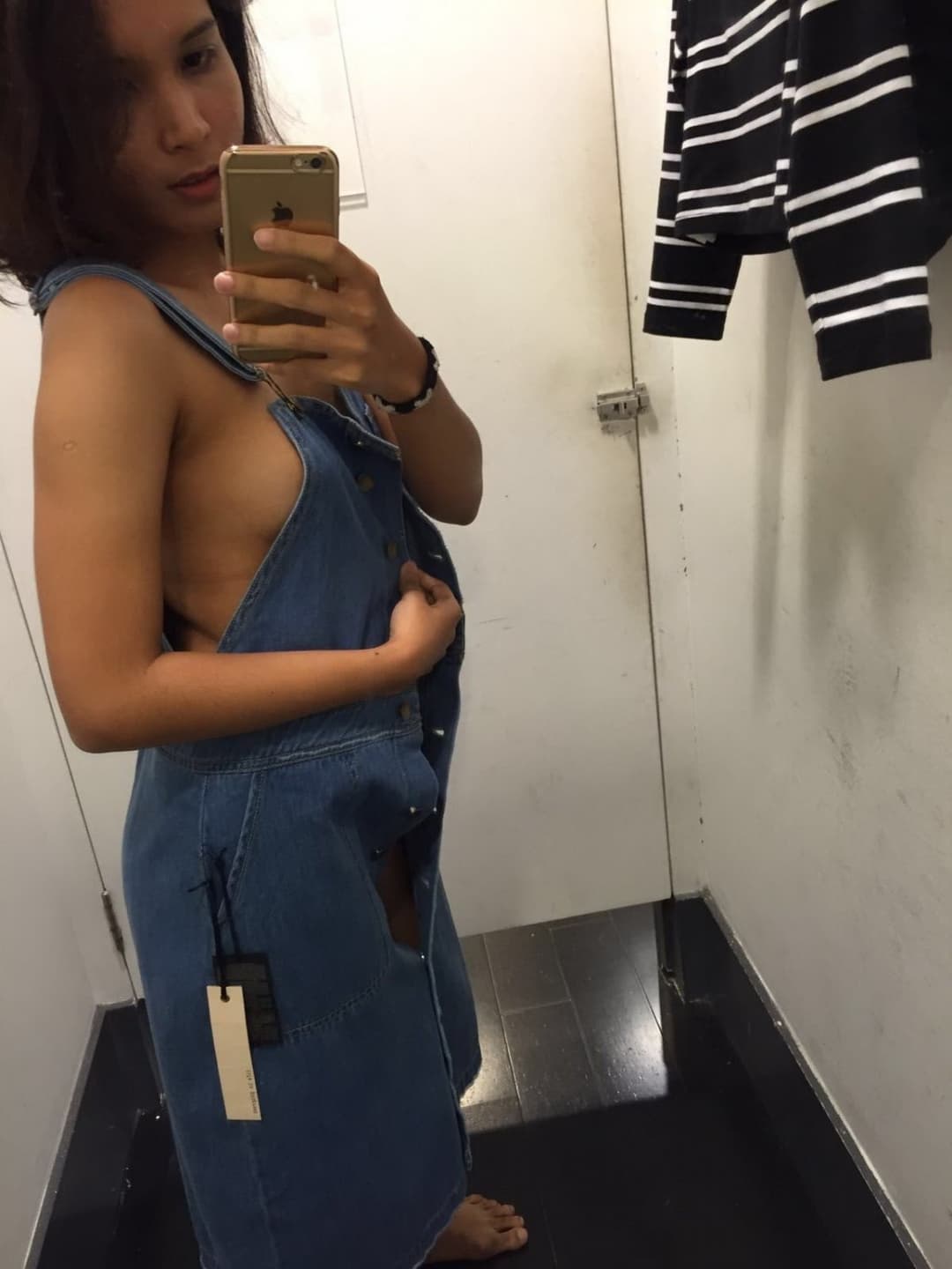 Singapore office lady can’t resist nude selfie in the changing room
