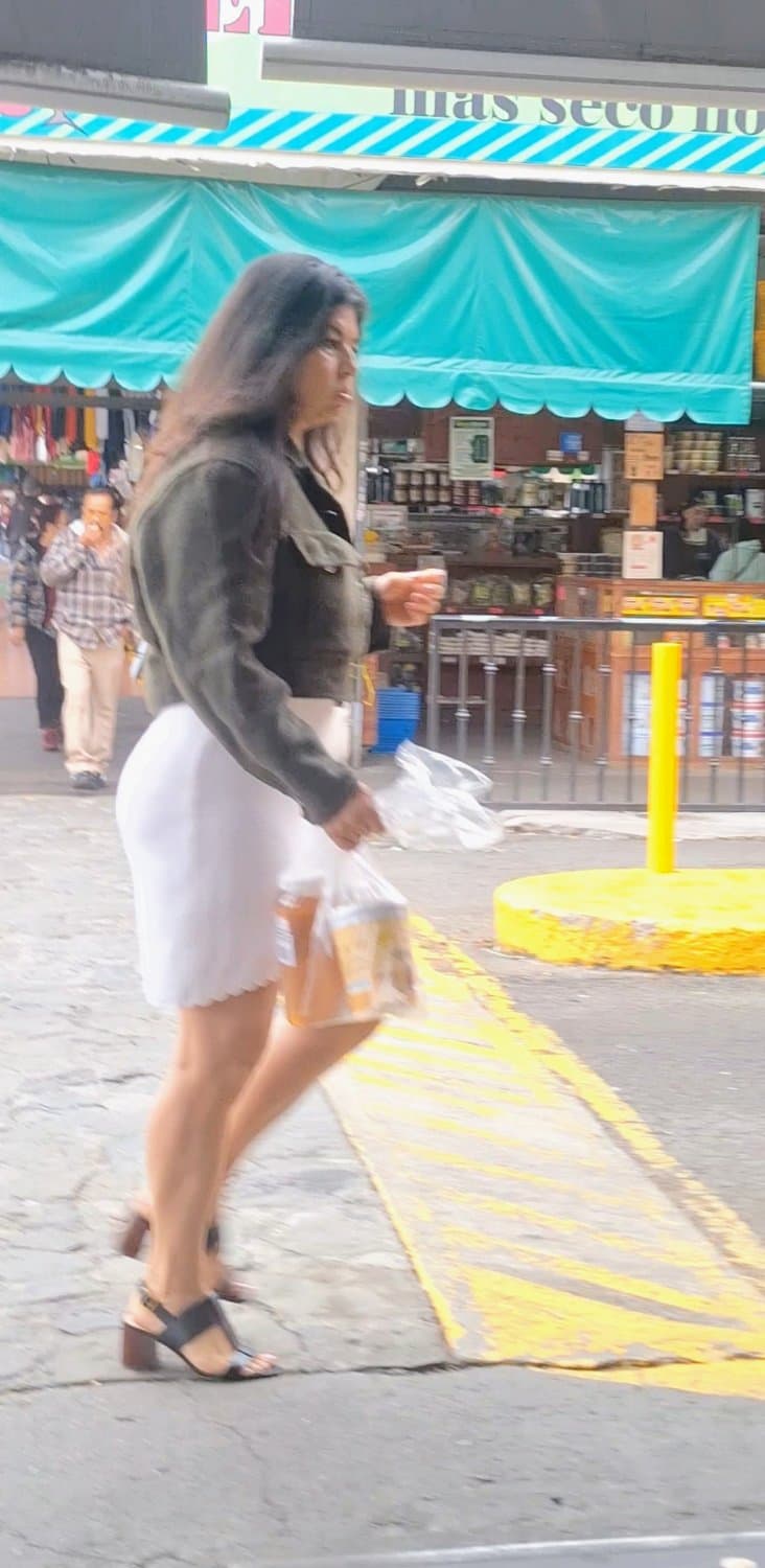 Madura mexicana en vestido blanco, sexy hot milf