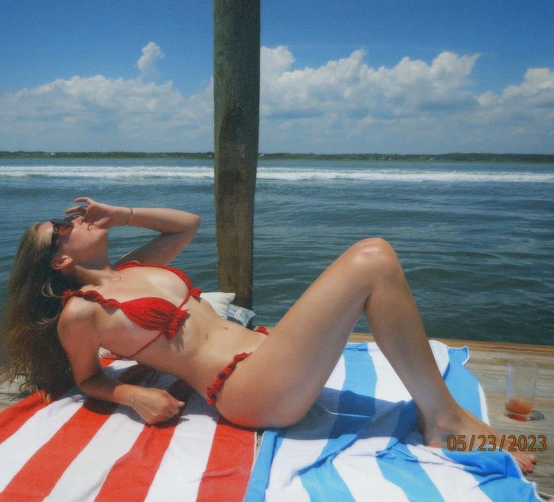 College slut Alessia, including ass creepshots. Kik for same