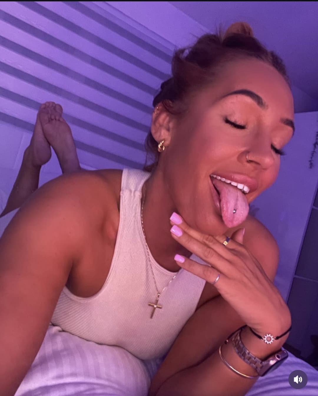 Becky Louisa’s sexy soles and arches ???