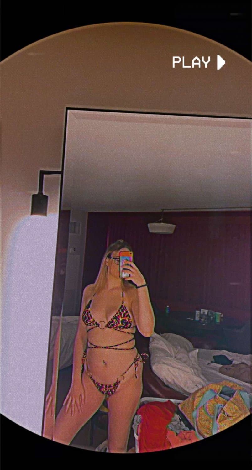 Hot slut Alexis love showing off