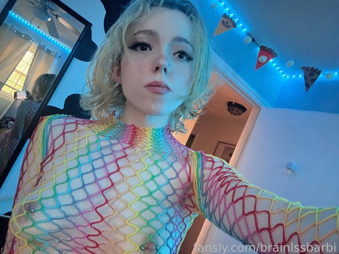 Braces bimbo slut shows feet