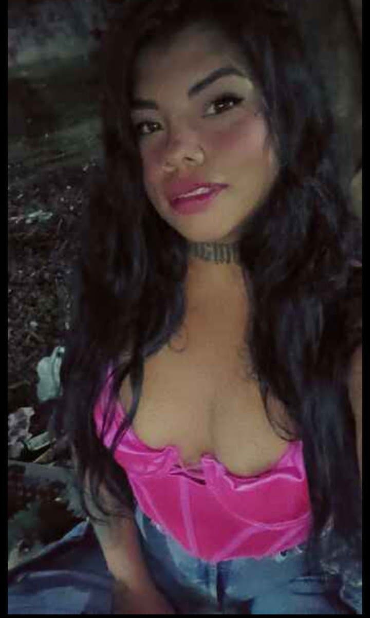 Puta lesbiana ? le envía foto a un hombre ?