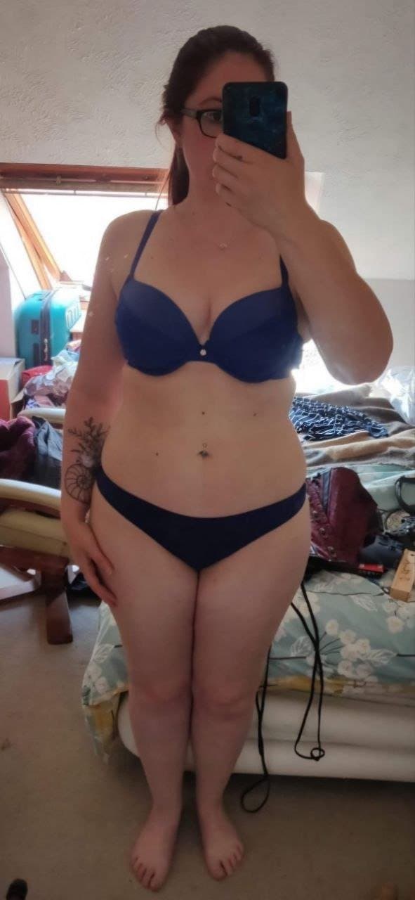 Dumb webwhore Holly Taylor wants everyone to see her ugly body