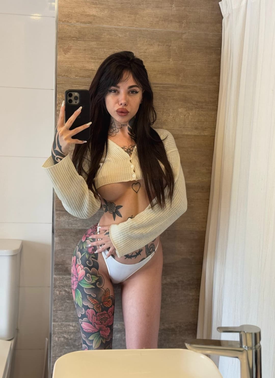 Click to view full size Tattooed girl with incredible body