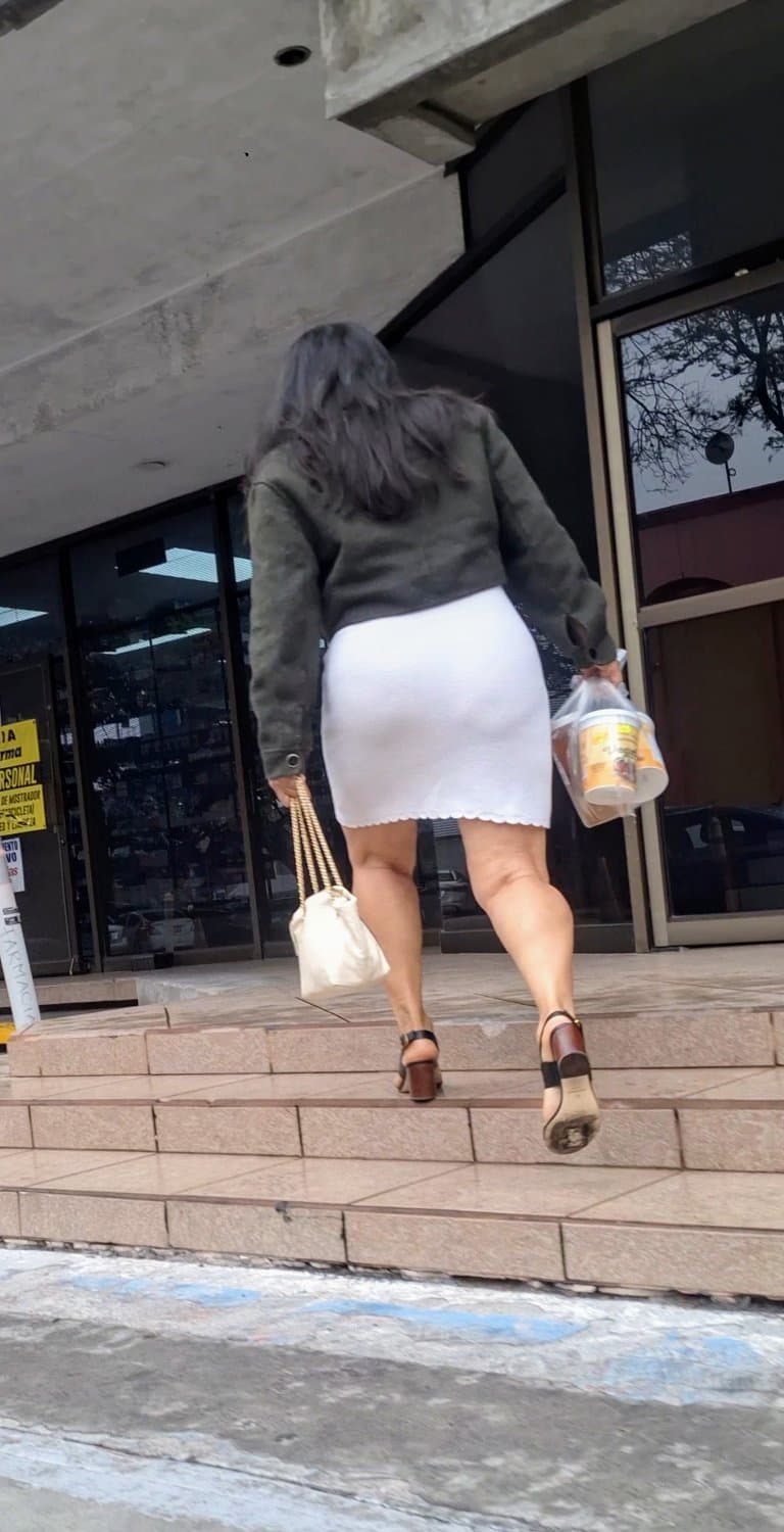 Madura mexicana en vestido blanco, sexy hot milf