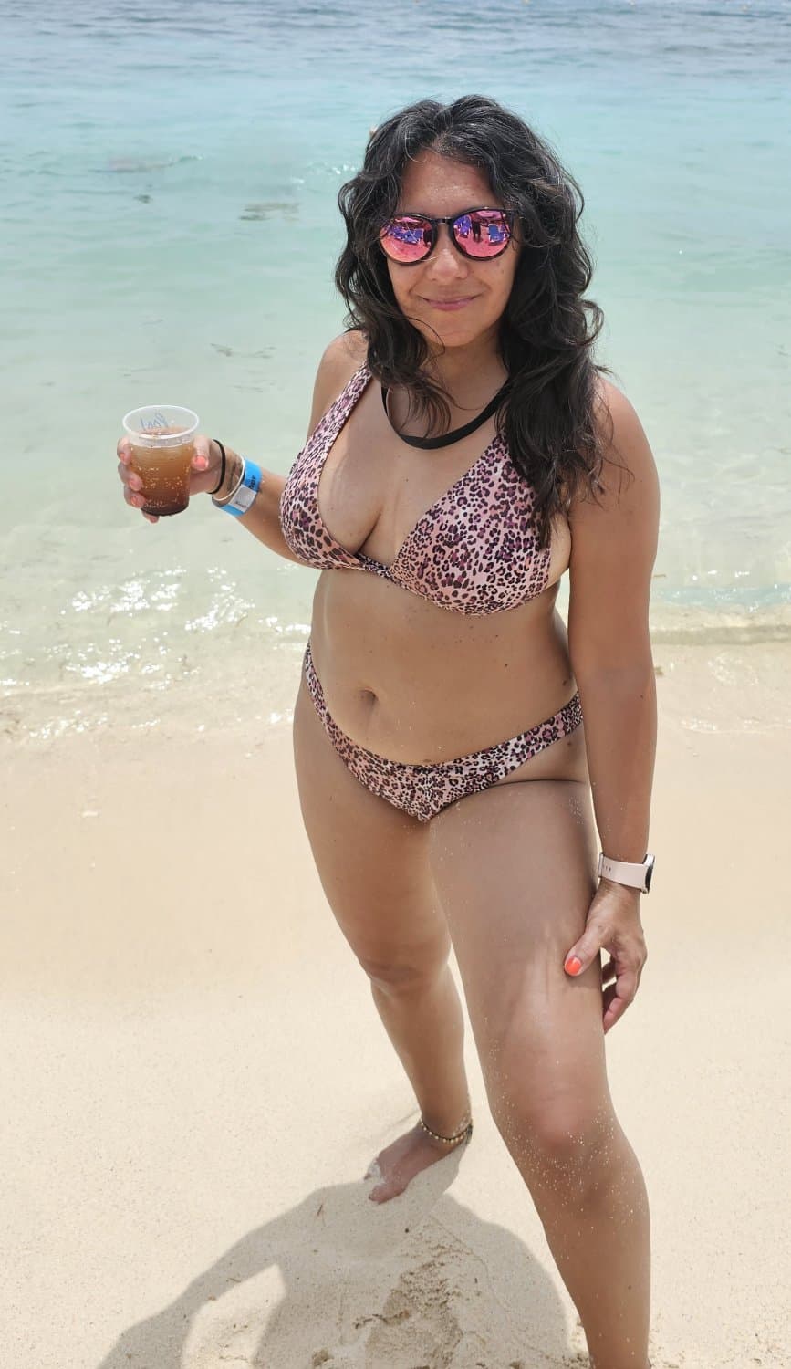 ? Latina Hotwife on vacation in Mexico ??