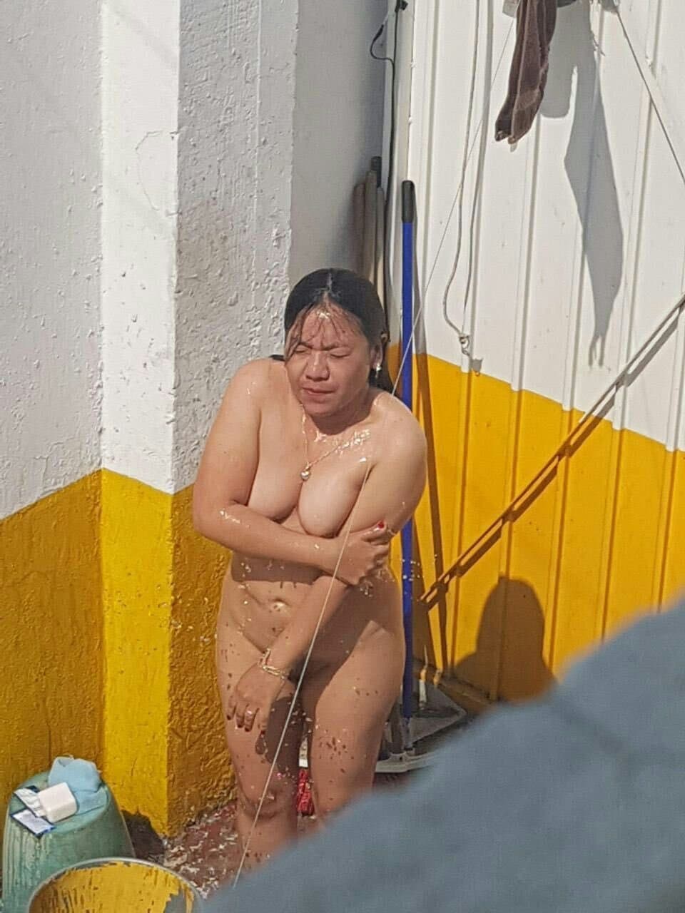 Espiando ala vecina cuando se baña en su patio, qe rico se lava el culo, quiero?