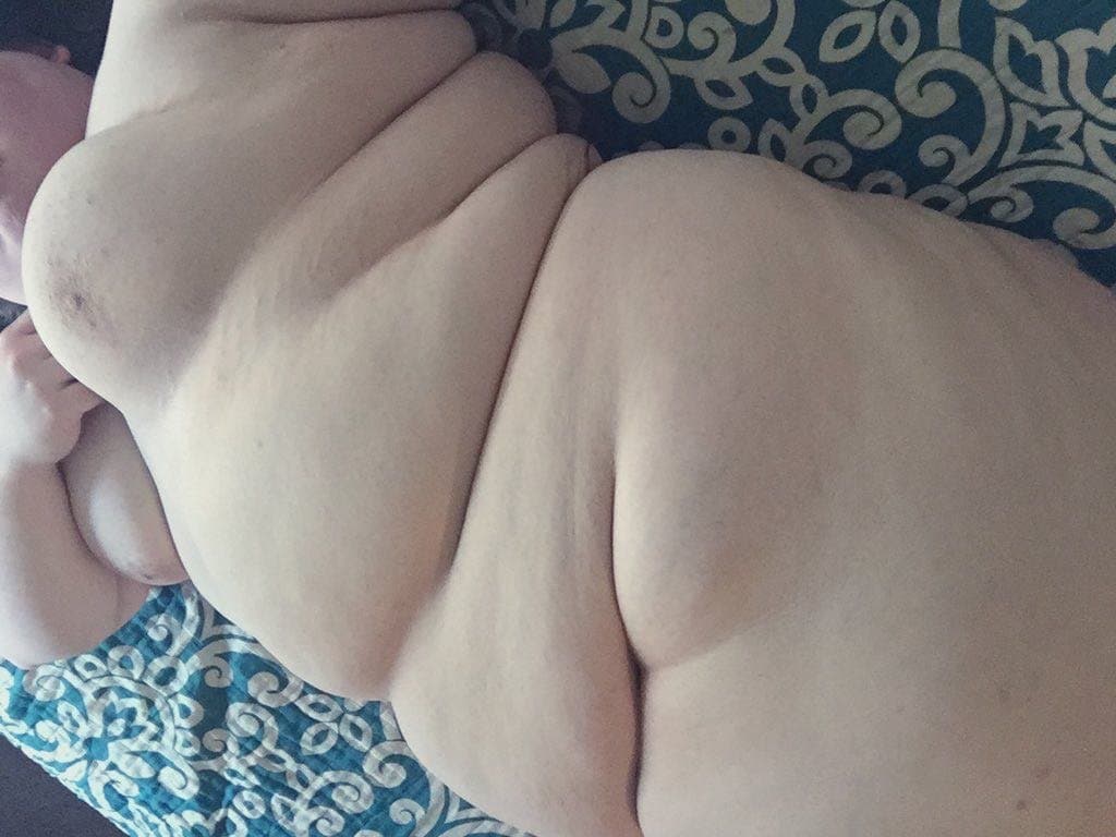 SSBBW shows off her big fat ass