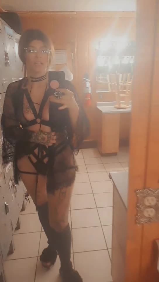 Ottawa Illinois MILF squirting stripper @ the silver slipper!! Wants to be FAMOUS!! My kik is in bio