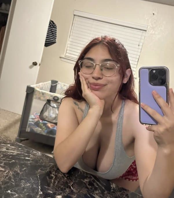 Salpicaría toda mi leche de ver como ya le cuelgan las enormes tetas a mi prima Sara