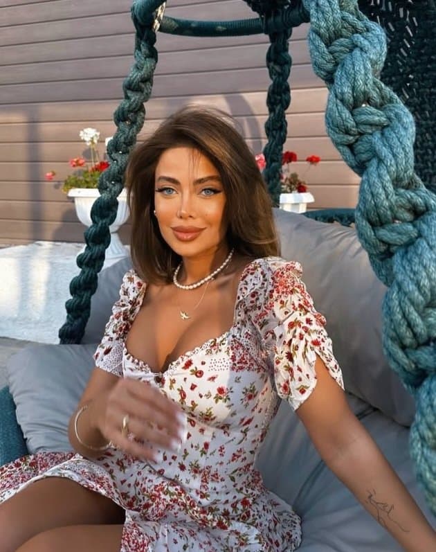 Sexy glamour feet pedicure milf