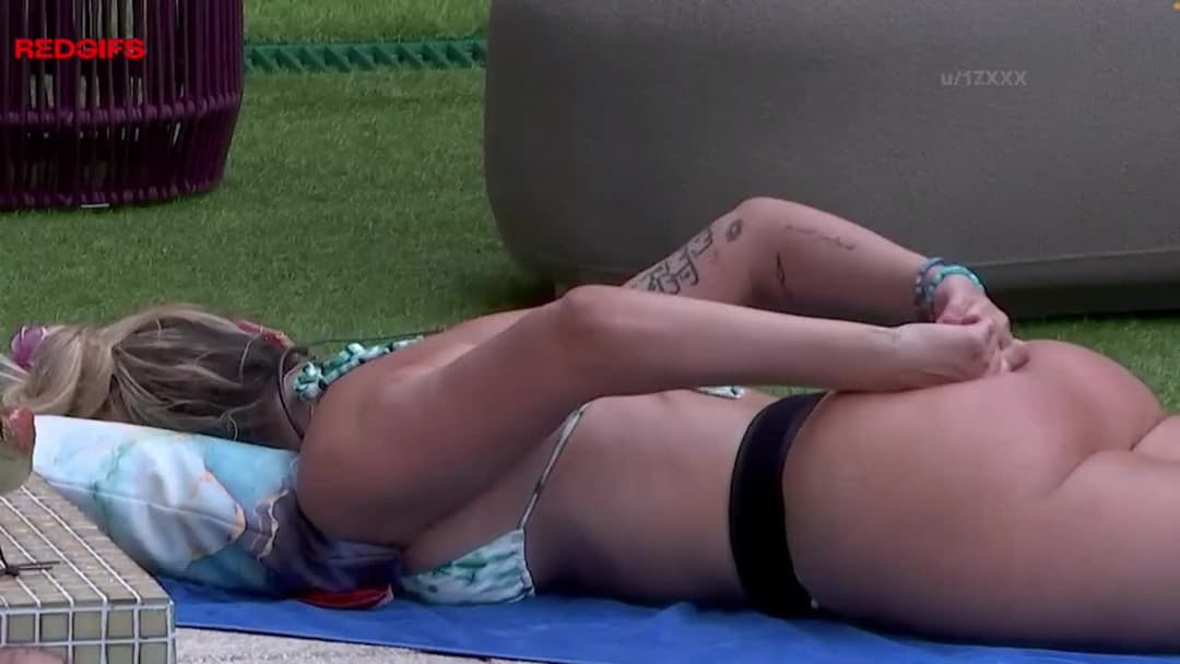 Yasmin Brunet tirando a calcinha de dentro do rabo ?