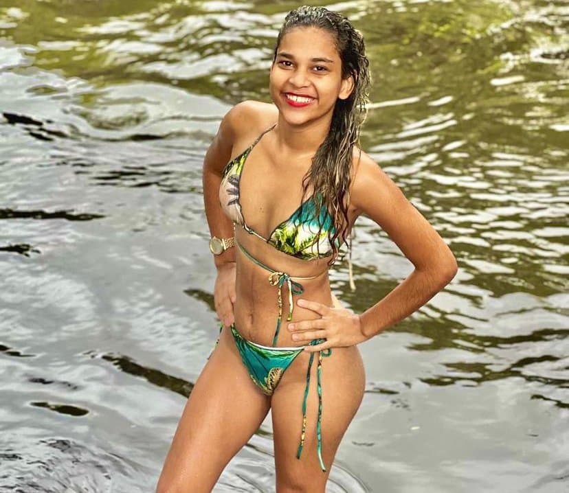 Novinha com cara de vagabunda exibindo seu corpo no insta