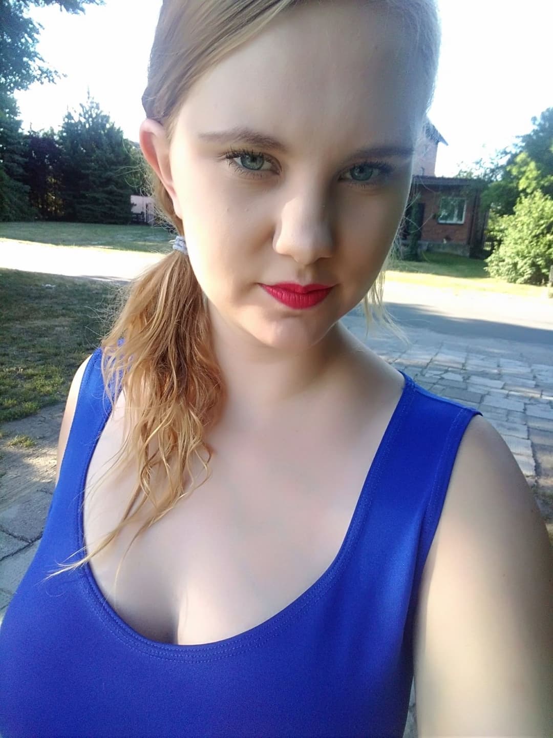 Cute foreigner Karolinka and her bangin natural curves! ?