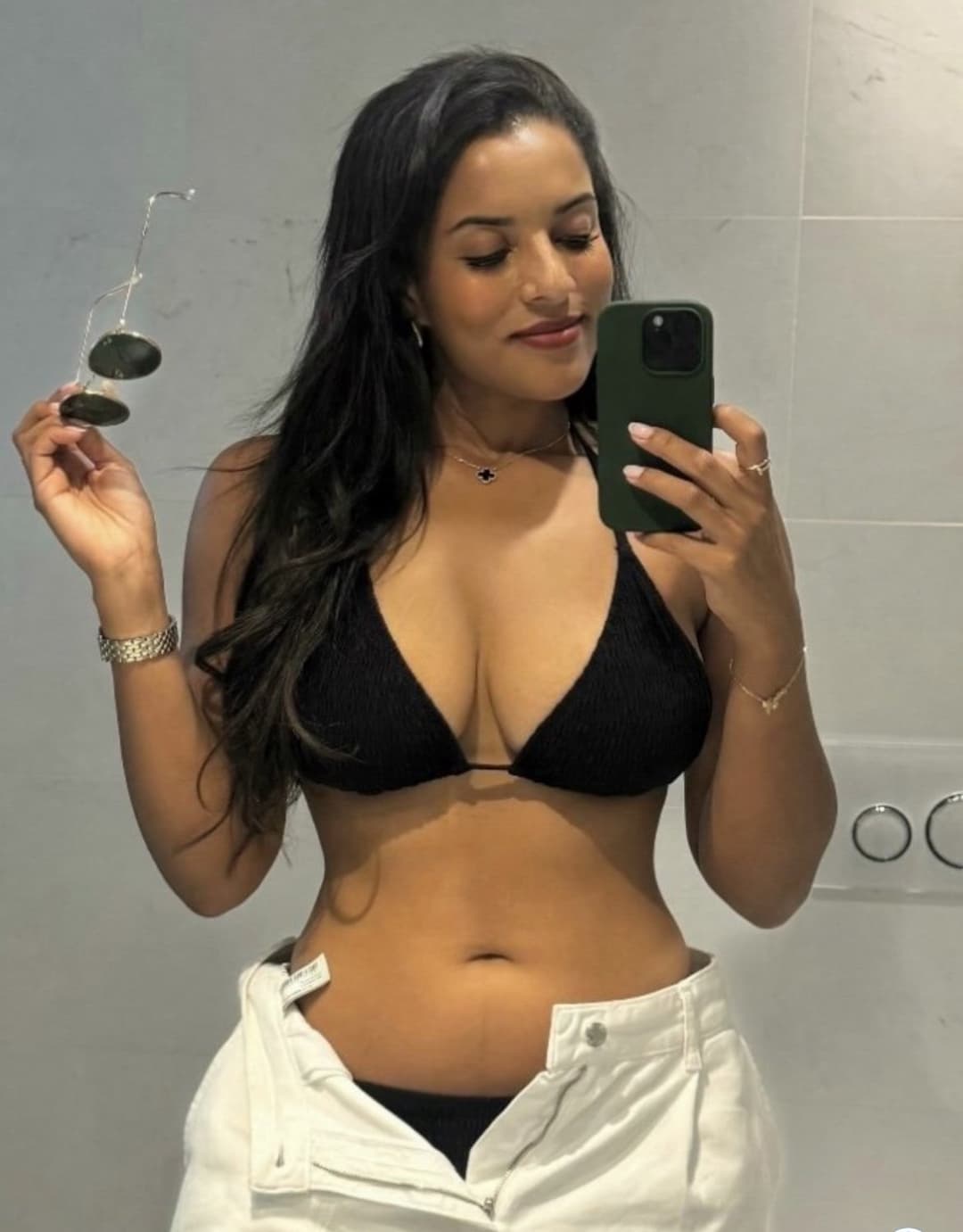 Desi F1 reporter shaking her brown curry cannons. Brown slut