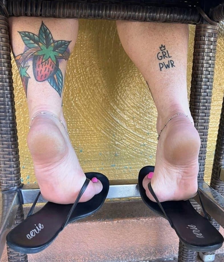 Ginger MILF with amazing soles