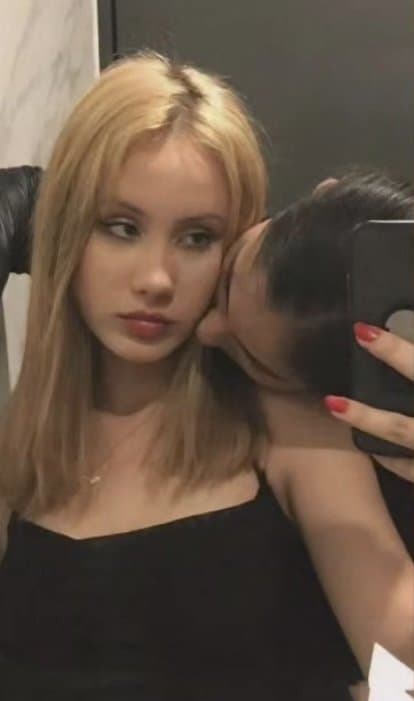 Sasha y su novia Lesbian kisses