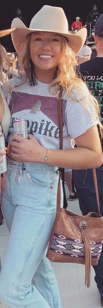 Blonde slutty country girls are always the freakiest. She wants to be made famous