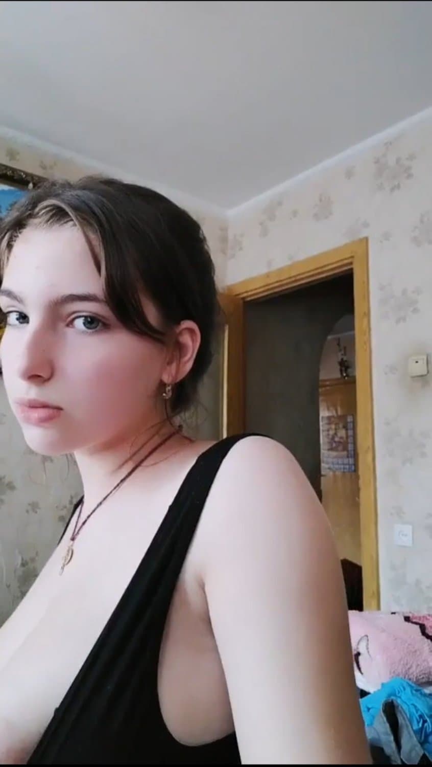 Novinha fez Live ficando peladinha enquanto arrumava o quarto