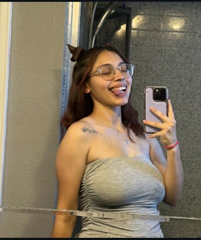 Salpicaría toda mi leche de ver como ya le cuelgan las enormes tetas a mi prima Sara