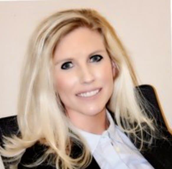 Blondie starts off shy about flashing then has no problem with some topless jump rope @ spring break