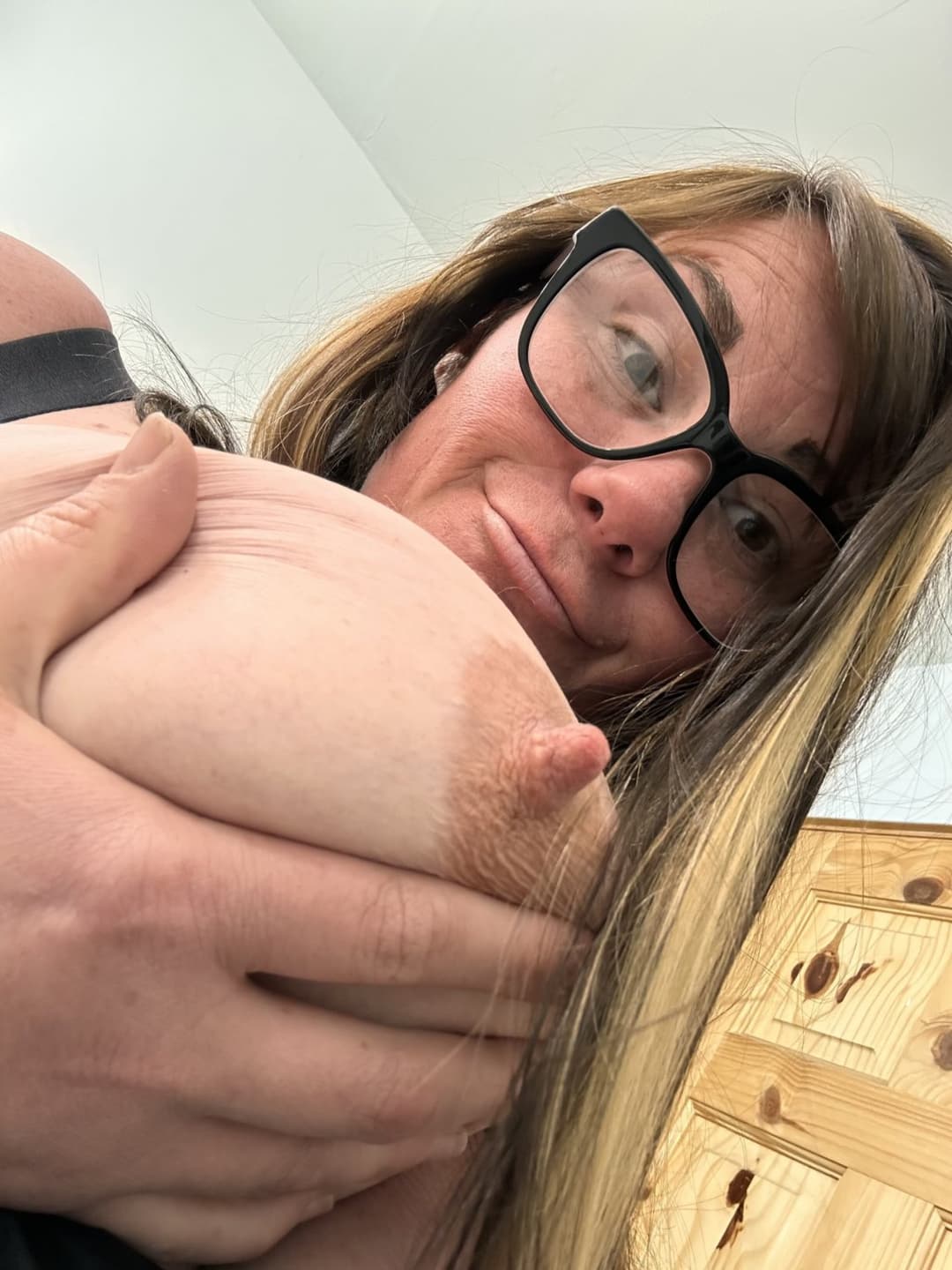 Kyla Shows Off Her Shaved Twat