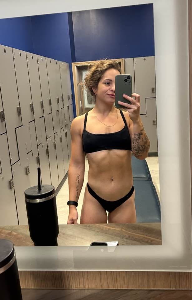 Sexy KIK slut shows off her fit body