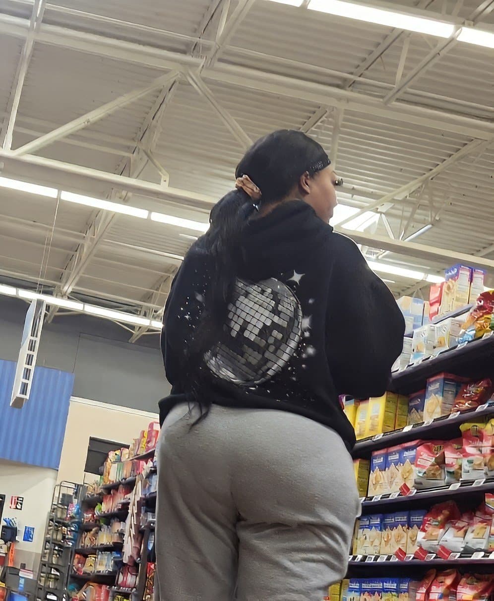 Candid Black woman with PHAT ass (VPL)