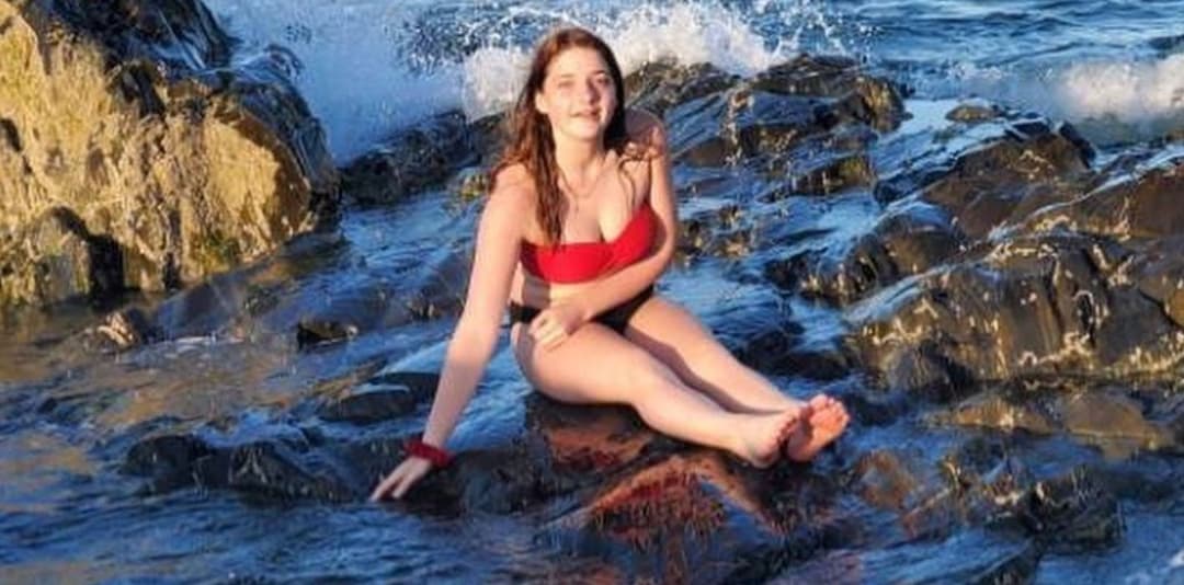 Brooklyn the Public Slut Poses on the Beach