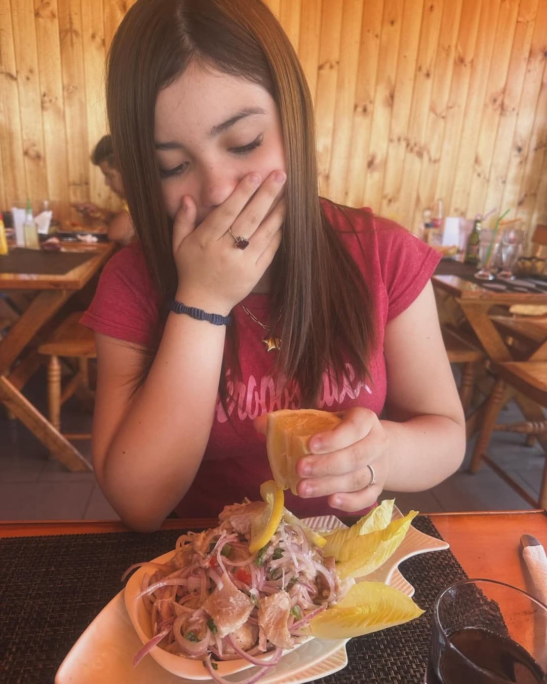 Haberme cogido a la mamá y unos años mas tarde a su hija fue excitante, las dos la chupan delicioso