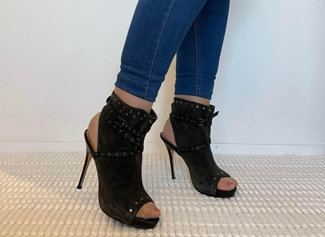 Tan Nylon in High Heels ???