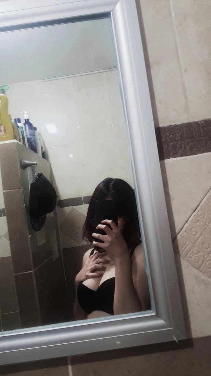 Egirl shows her tits