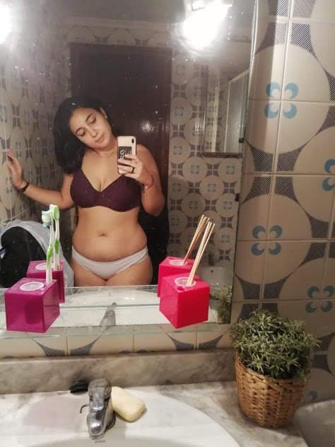 Colombiana tetona riquísima se graba masturbándose