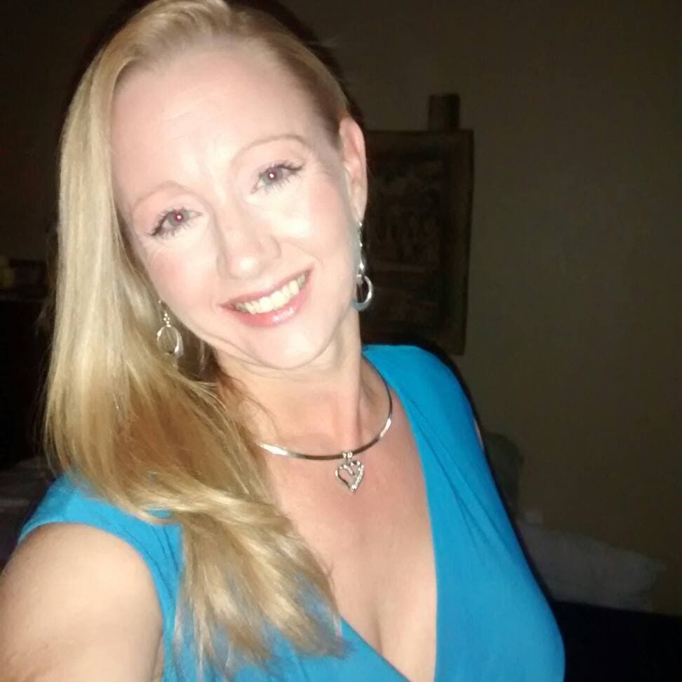 Tammie gave a quick show of her good looking fakies to the crowd and cameras at mardi gras