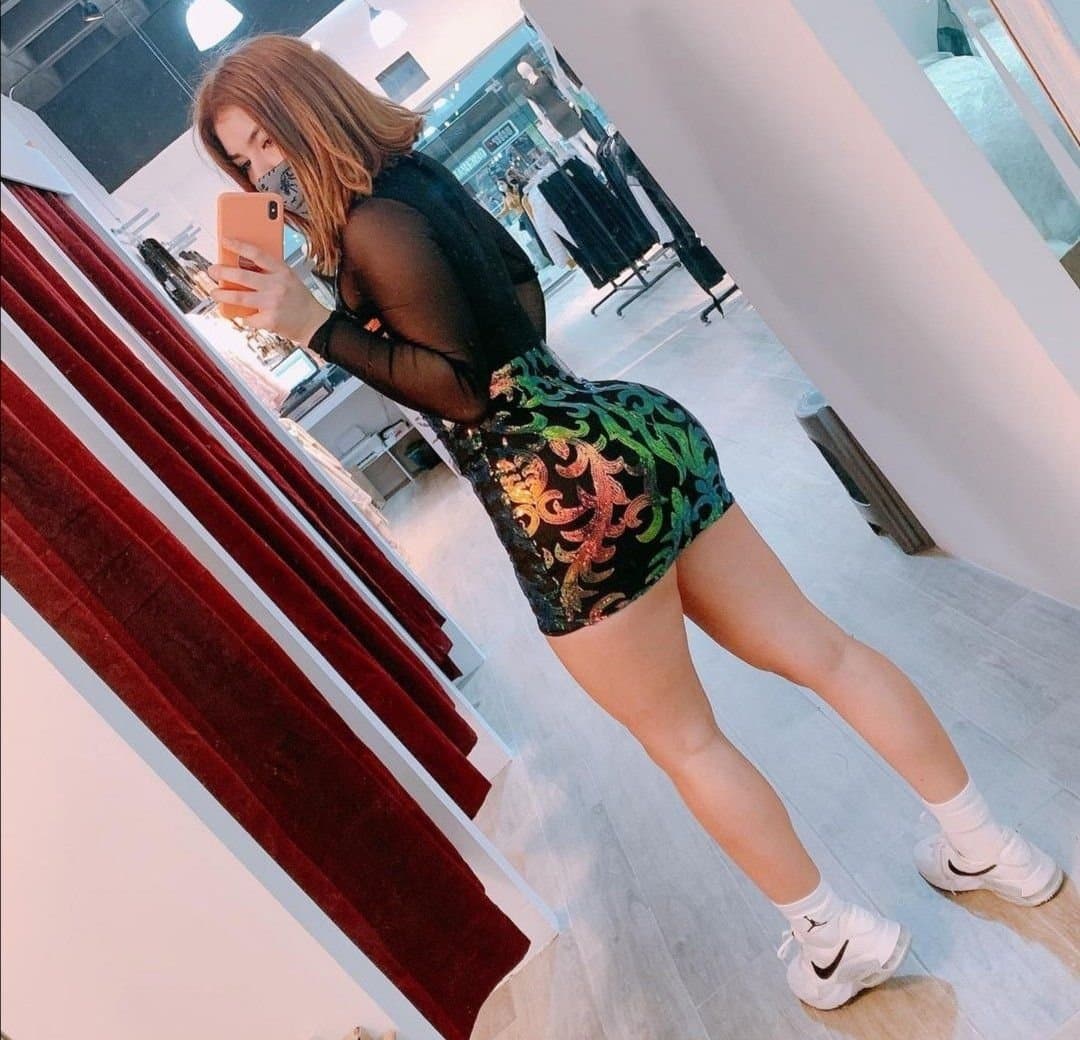 Hermosa güera con un culote???