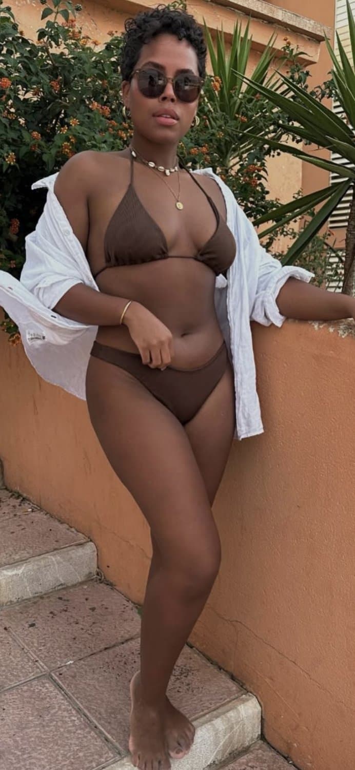 Click to view full size Horny ebony babe riding her cock