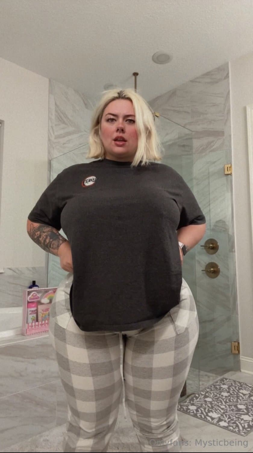 Curvy Snowbunny in her pajamas