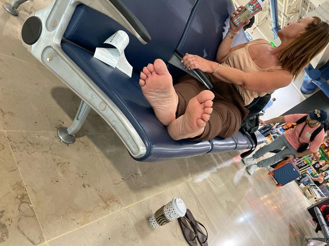 Public barefoot Creeping