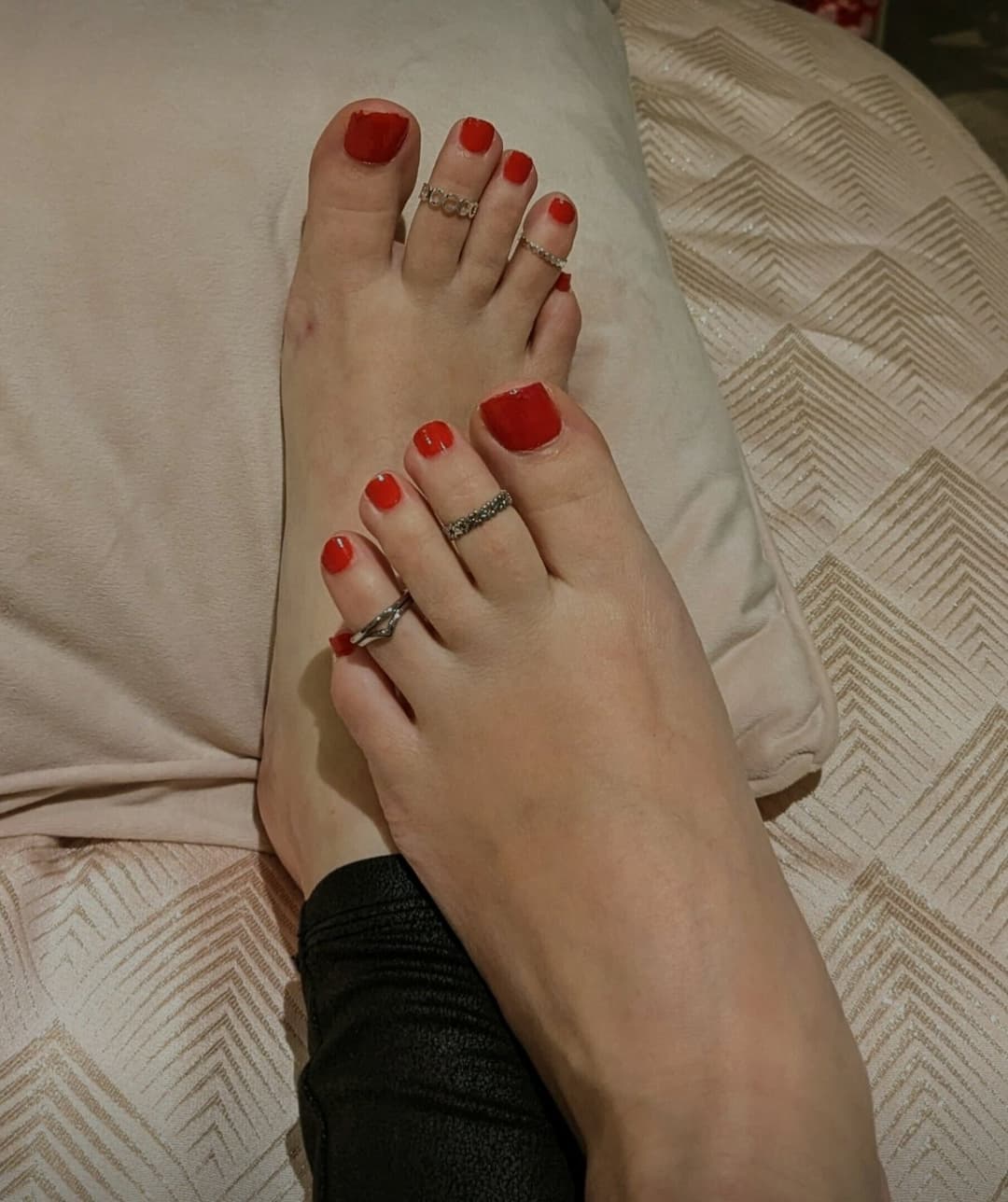 British MILF teases me with her feet