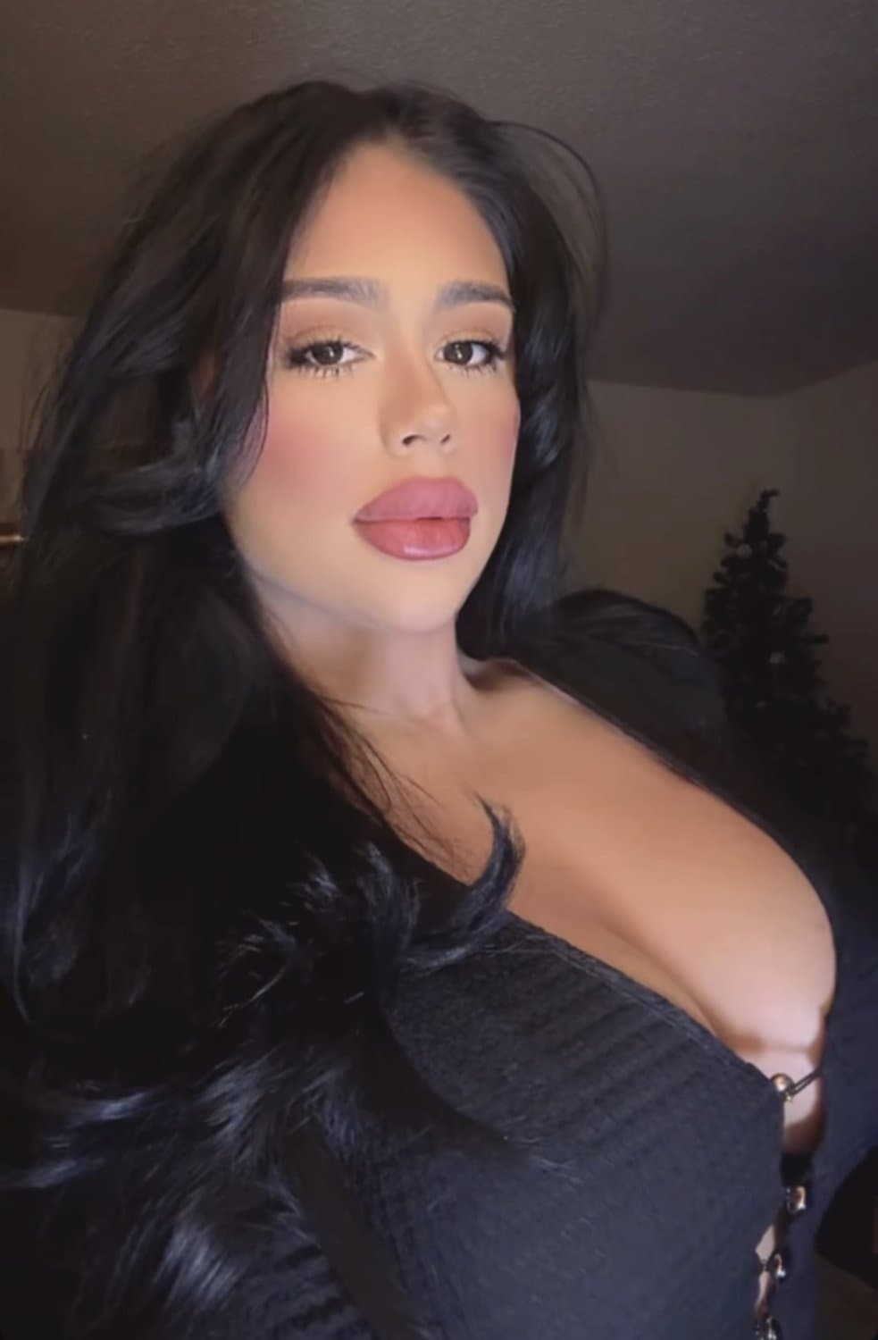 Sexy big tit Latina milf