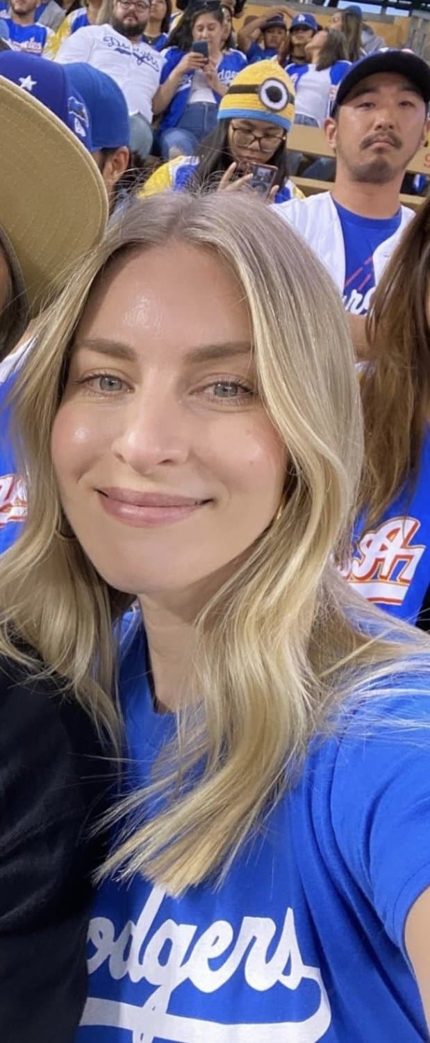 Music promoter lets camera men film multi angles of her masturbating & getting fingered in public