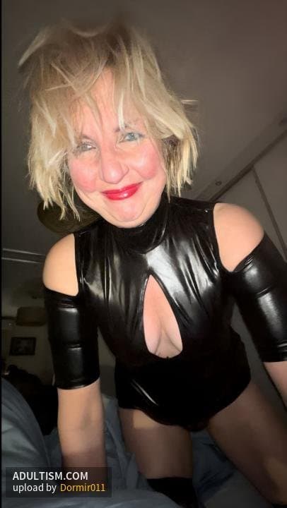 Sexy Dutch MILF Anna dildoing