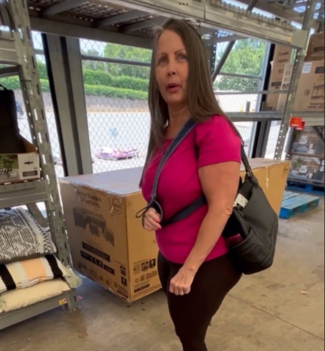 Milf madura con un gran trasero deja que le acaricien su enorme culo