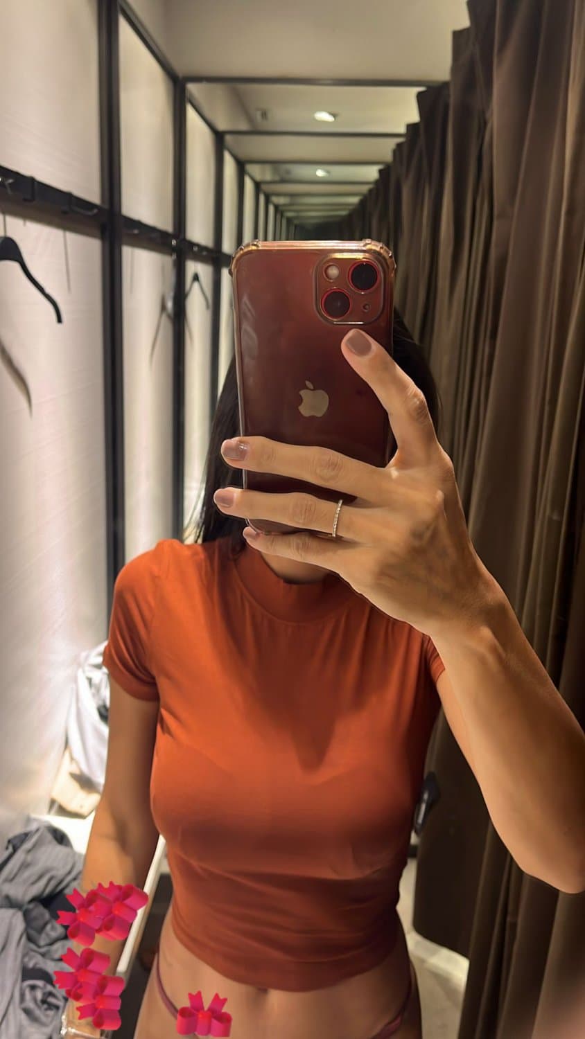 Casada esposa do corno se exibindo!